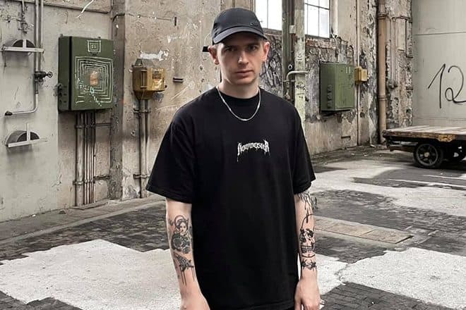 Klangkuenstler Brings Outworld to [UNVRS]